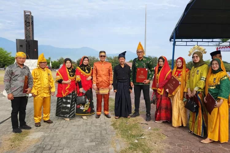 Dosen dan Tenaga Kependidikan FKM Untad Terima Penghargaan Satyalencana Karya Satya